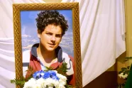 Et bilde av Carlo Acutis og blomster