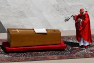 Kardinal Re insenserer pave Frans' kiste på Petersplassen under rekviemmessen lørdag 26. april 2025.