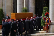 Pave Frans' kiste bæres inn i Santa Maria Maggiore