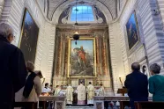 Biskop Fredrik Hansen feirer messe foran Olavsalteret i San Carlo al Corso-kirken 29. januar 2025 under Den nordiske valfart i Jubelåret 2025. 