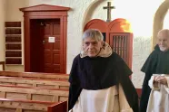 Frater Gérard Marie Ketterer i St. Dominikus kirke foran fr. Ellert Dahl. 