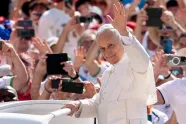 Pave Leo XIV vinker fra pavebilen på Petersplassen