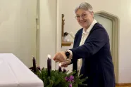 Søster Anette Moltubakk tenner adventslys i St. Josephsøstrenes kapell på Grefsen. 