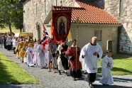 Prosesjon fra Gamle Stiklestad kirke til Olavskapellet i 2018. 
