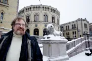 Kaare Seeberg Sidselrud, mann med skjegg, foran Stortinget i Oslo