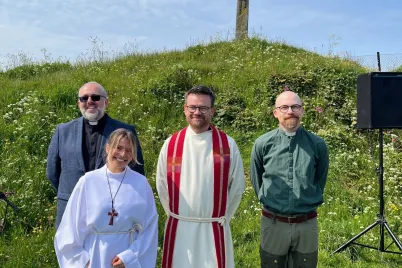 Tre menn og en kvinne på Krosshaugen i Haugesund