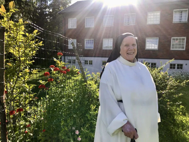 Sr. Anne-Lise Strøm i haven ute for Lunden kloster. 