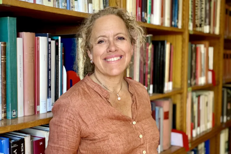 Kristin Aavitsland fotografert i Det norske institutt i Romas bibliotek. 