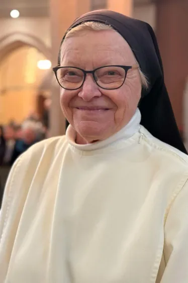 Sr. Else-Britt, ikledd hvit habitt, i St. Olav domkirke