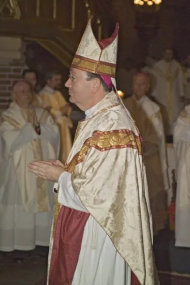 Biskop Bernt Eidsvig med mitra i Trefoldighetskirken