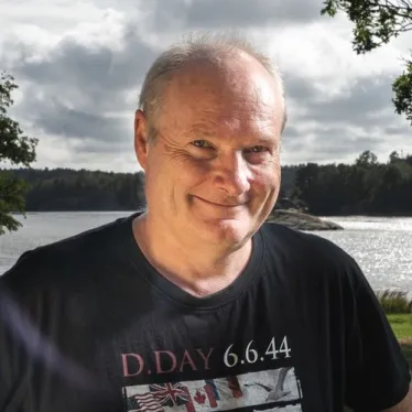 Bjørn Are Davidsen smiler, utendørs
