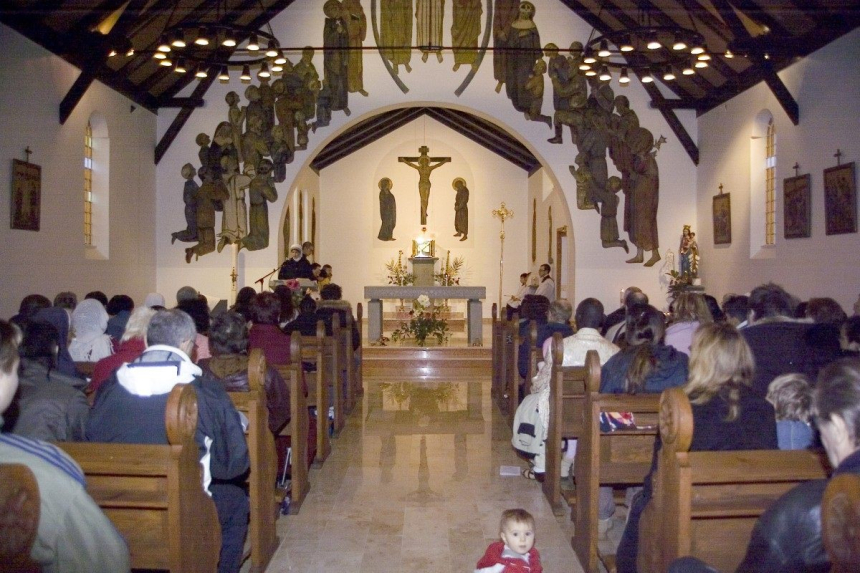 Innsiden av St. Josef kirke i Haugesund