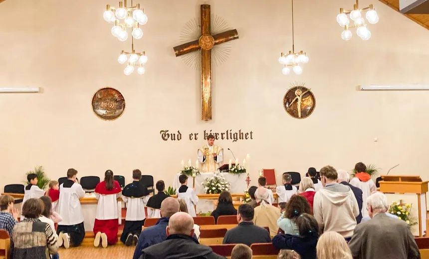 Innsiden av St. Teresia kirke i Hønefoss