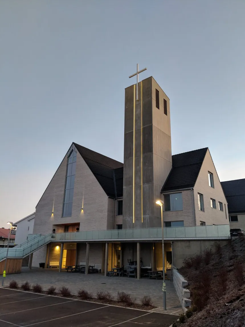 Utsiden av St. Gudmund i Jessheim