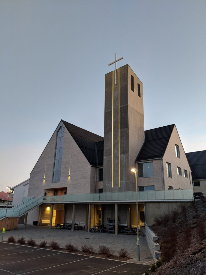 Utsiden av St. Gudmund i Jessheim