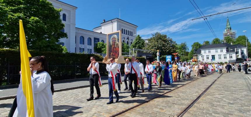 Mariaprosesjon i St. Paul menighet i Bergen