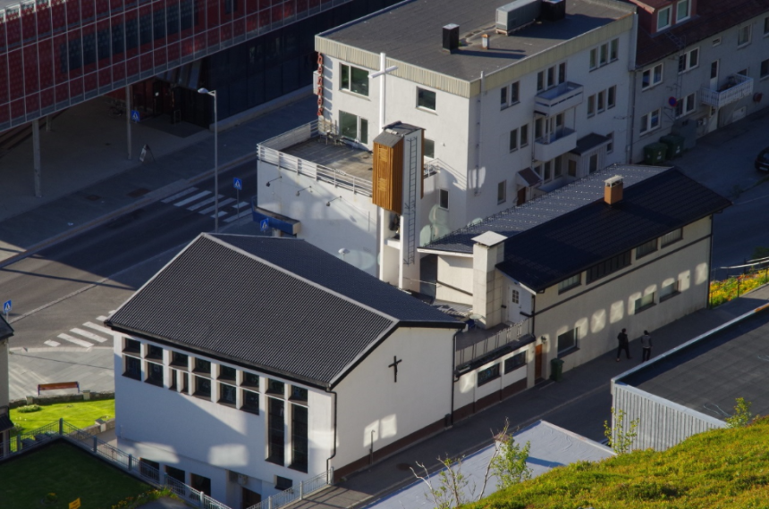 St. Mikael kirke i Hammerfest fra luften