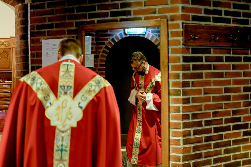Mgr. Fredrik Hansen i sakristiet