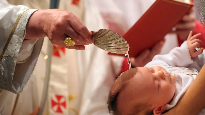Pave Benedikt XVI døper et barn