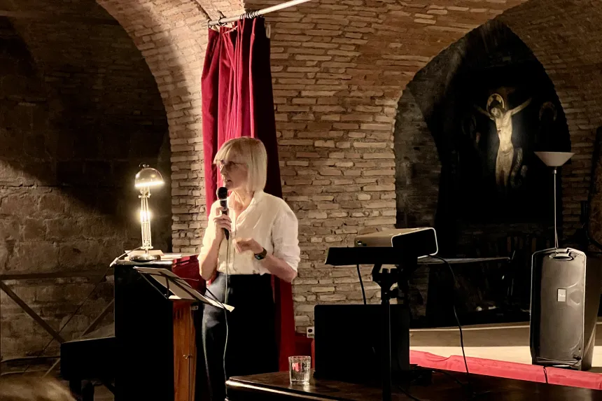 Prof. Aud Tønnesen foredrar under Olavsseminaret 2024 i Den engelske kollegium, Roma.