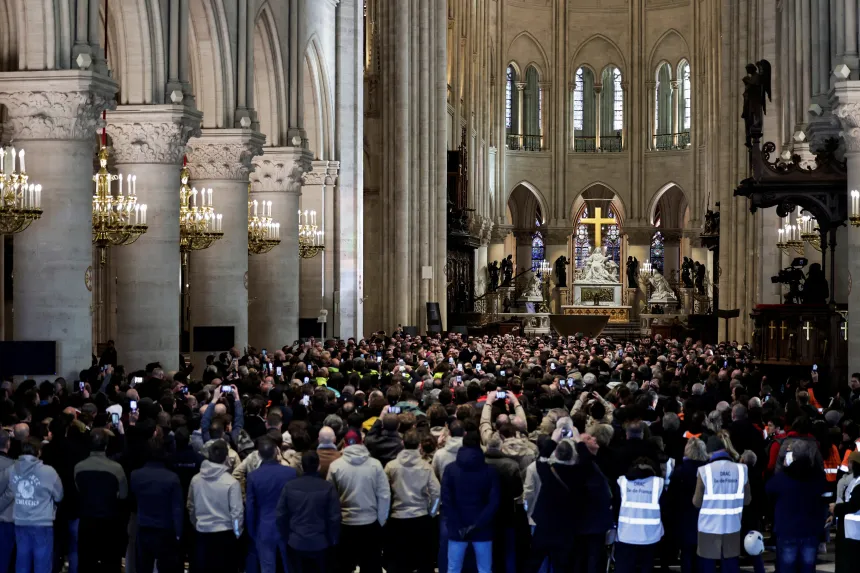 Frankrikes president Emmanuel Macron holder en tale under et besøk i Notre-Dame de Paris-katedralen i Paris 29. november 2024.
