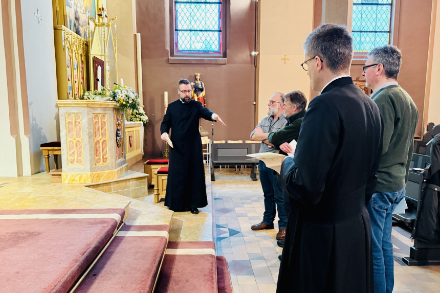 Mgr. Fredrik Hansen forbereder bispevigselen sammen med pressen i St. Olav domkirke, Oslo. 16. januar 2024.