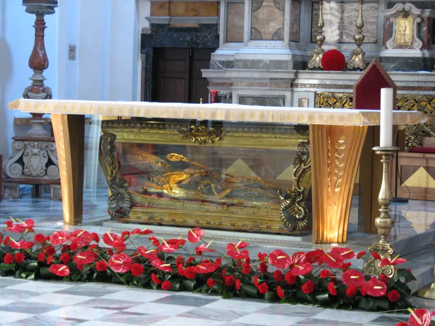 Et stort relikvieskrin i form av en kiste og figur av en biskop, under alteret i St. Valentin-basilikaen i Terni