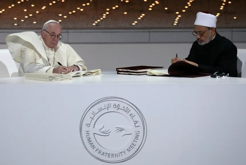 Pave Frans og storimamen av Al-Azhar undertegner et dokument i Abu Dhabi