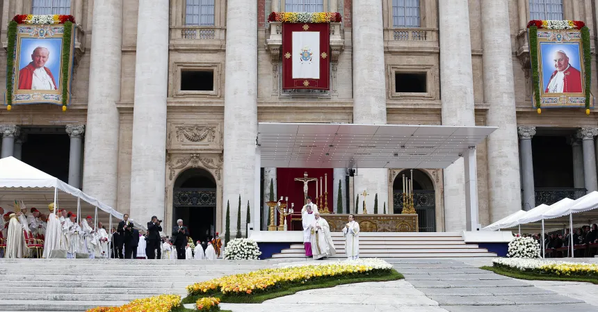 Pave Frans feirer kanoniseringen av pave Johannes XXIII og pave Johannes Paul II på Petersplassen