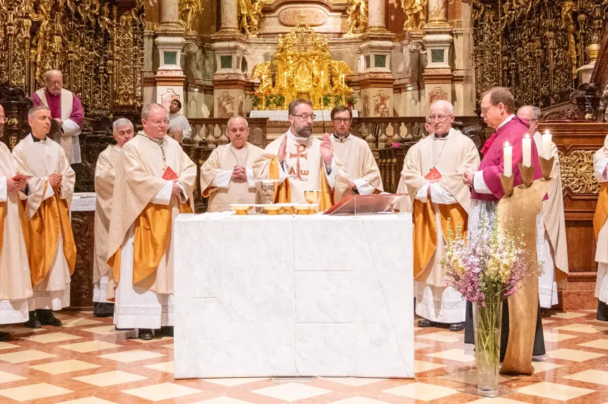 Nærmere bilde av Fredrik Hansen som feirer messe i Klosterneuburg i Østerrike, omgitt av flere prester