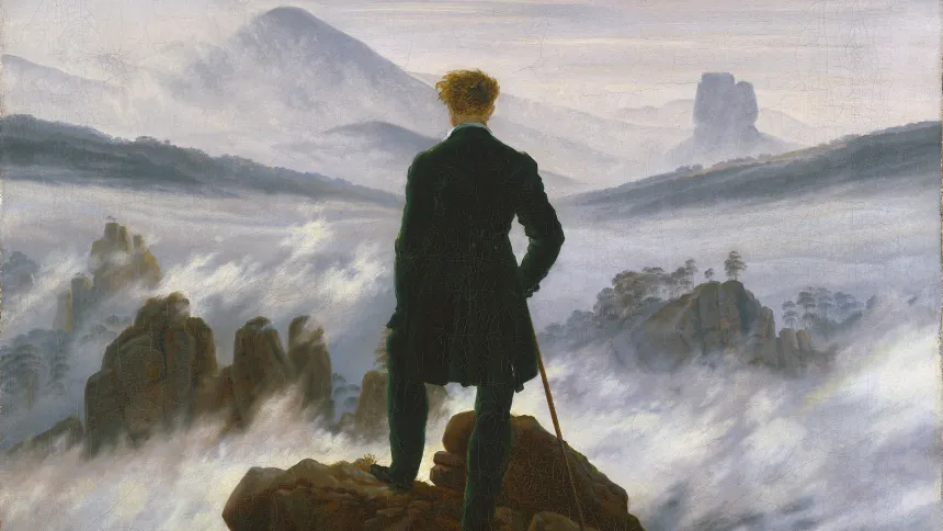Maleri av en mann, sett bakfra, som står på en fjelltopp og ser utover et tåkehav