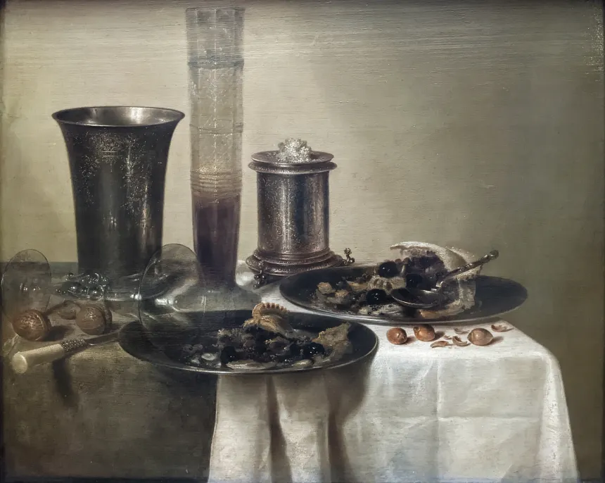 Maleri av tallerkener og glass etter et måltid
