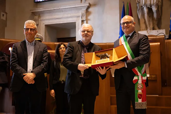 Jon Fosse mottar en æresbevisning i form av en ulv fra Roma by