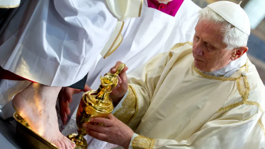 Pave Benedikt XVI vasker føtter på skjærtorsdag