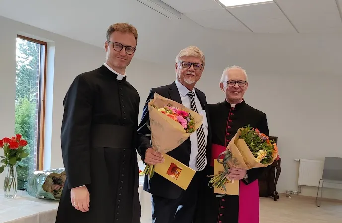 Diakon Sigurd Hareide, leder av bygningskomitéen, varaordfører Bent Moldvær fra Tønsberg kommune og Mgr. Torbjørn Olsen som var stedfortreder for biskop Eidsvig i anledning velsignelsen av nybyggene høsten 2024.
