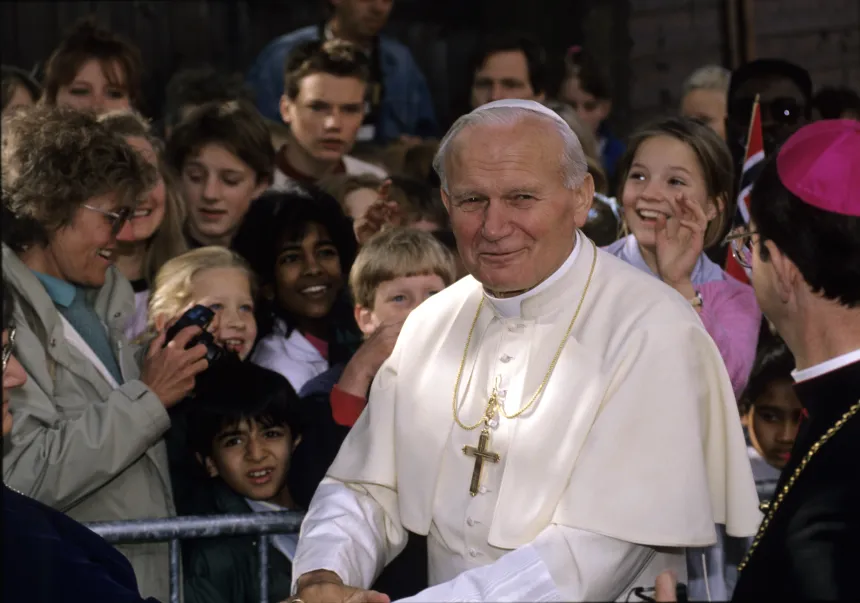 Pave Johannes Paul II foran en folkemengde under sitt norgesbesøk