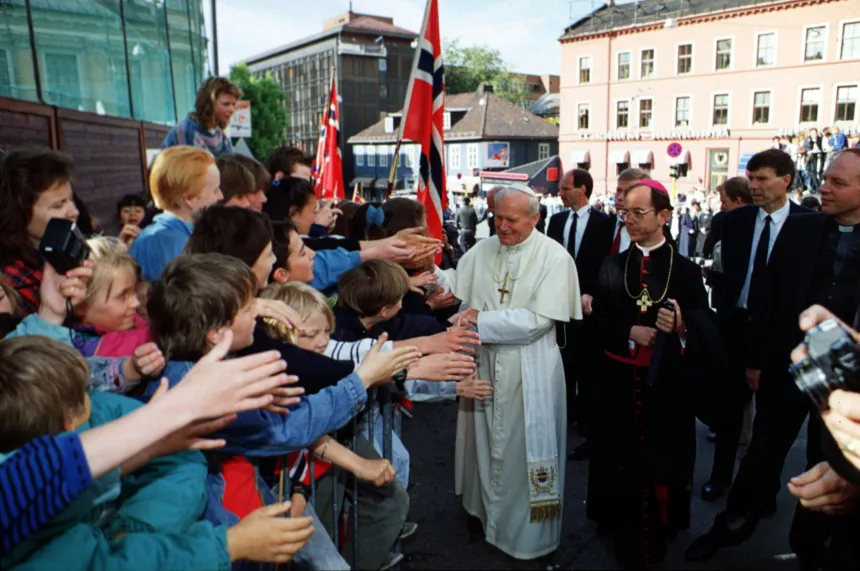 Pave Johannes Paul II hilser på folk utenfor St. Sunniva skole i Oslo