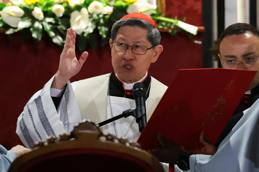 Kardinal Tagle gir en velsignelse på Petersplassen