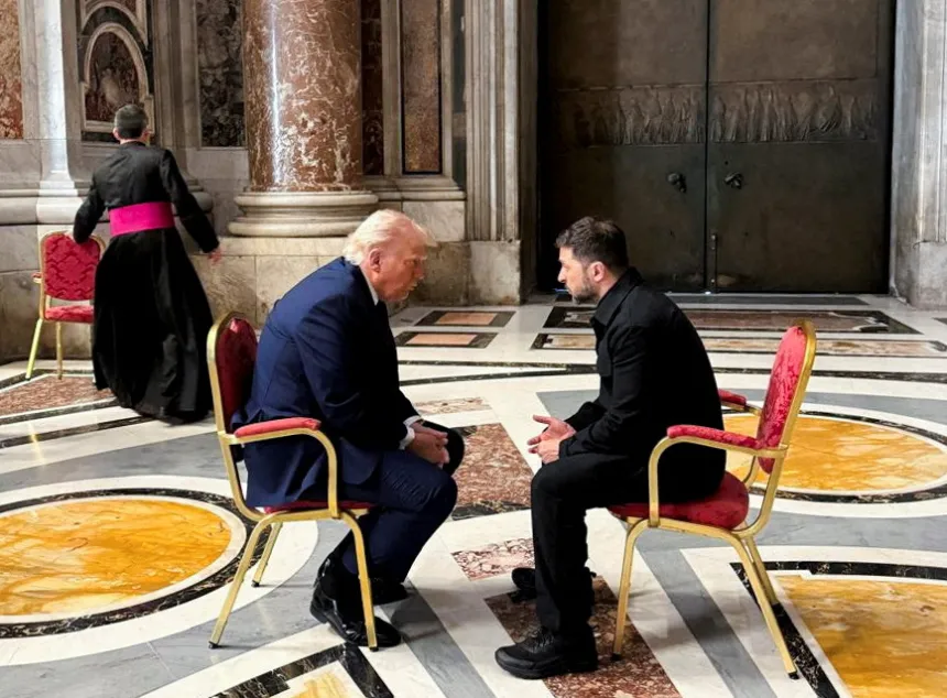 Volodymyr Zelenskiy og USAs president Donald Trump i samtale før pave Frans' begravelse.  