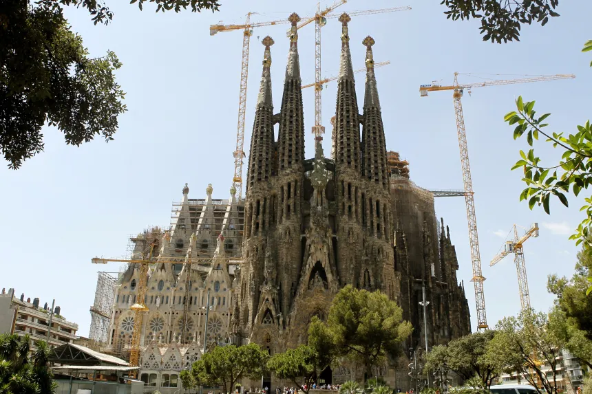 Sagrada Familia-basilikaen fra utsiden med heisekraner rundt