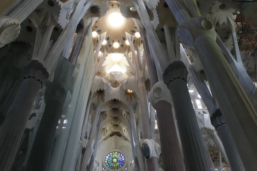 Søyler på innsiden av Sagrada Familia-basilikaen