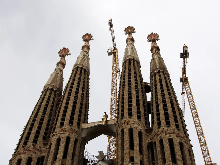 Fire tårn på utsiden av Sagrada Familia-basilikaen