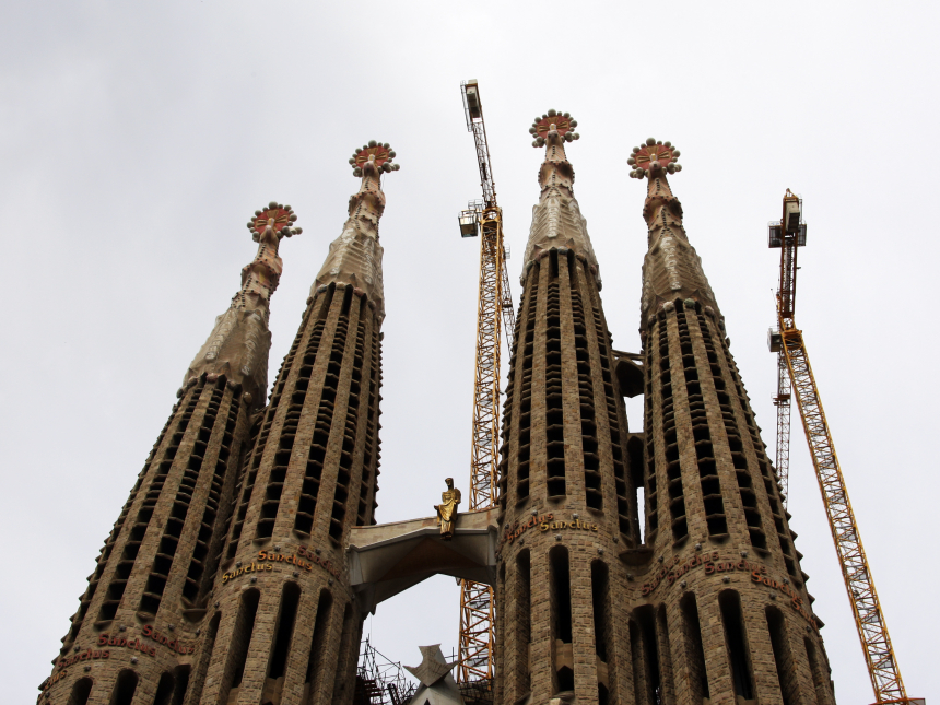 Fire tårn på utsiden av Sagrada Familia-basilikaen