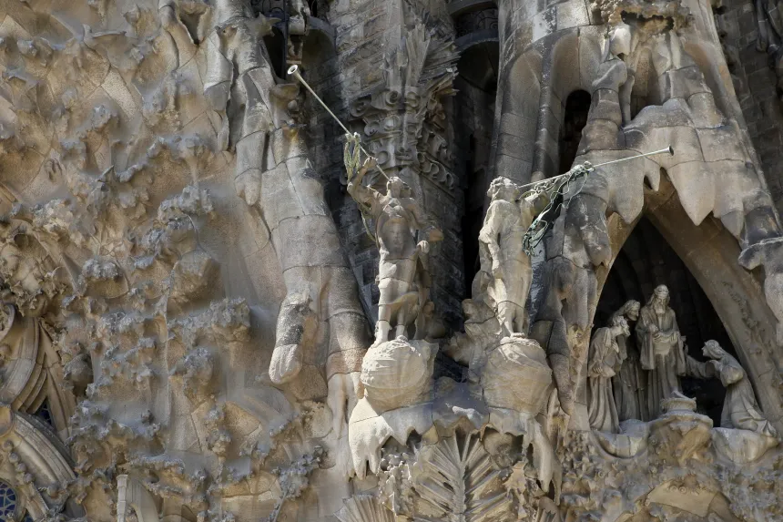 Statuer av engler og andre på fasaden til Sagrada Familia-basilikaen