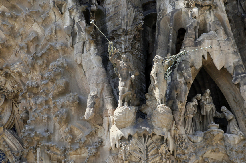 Statuer av engler og andre på fasaden til Sagrada Familia-basilikaen
