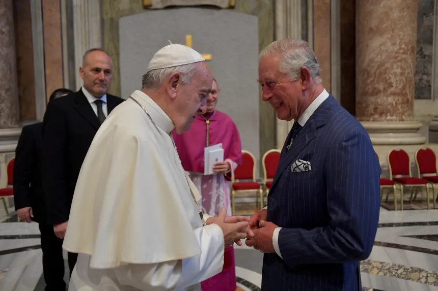 Pave Frans hilser på prins Charles i Vatikanet