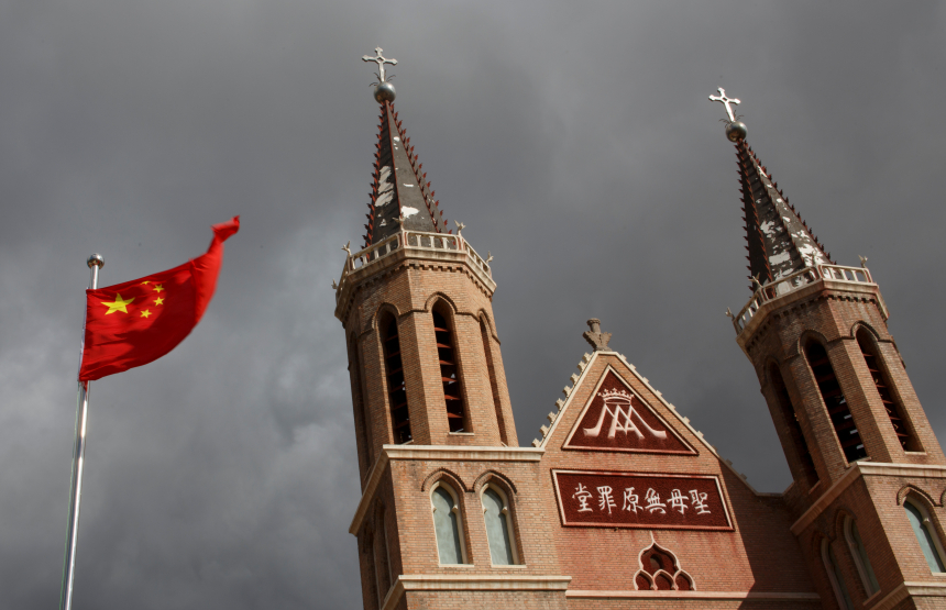 Det kinesiske flagget vaier ved siden av en katolsk kirke i Kina