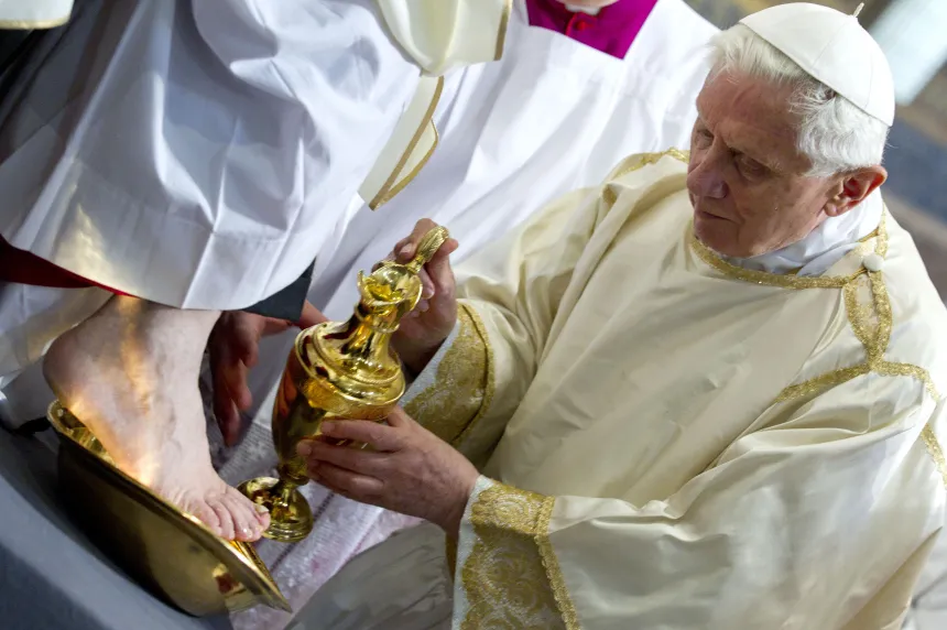 Pave Benedikt XVI vasker føtter på skjærtorsdag
