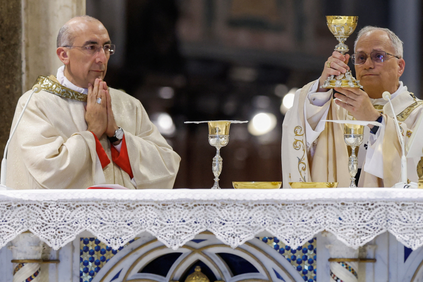 Pave Leo XIV feirer messe med kardinal Reina