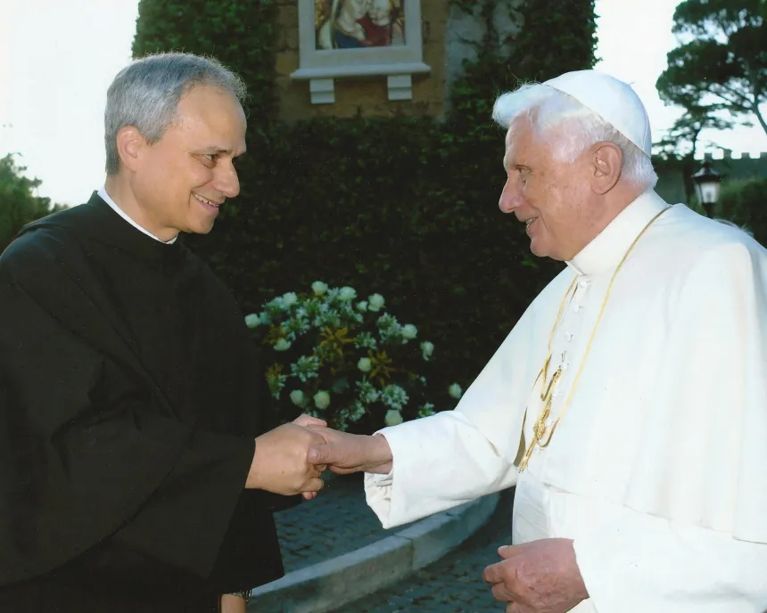 Robert Prevost hilser på pave Benedikt XVI